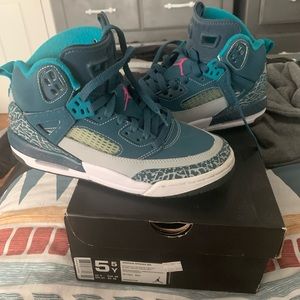 Jordan Spikike BG. They are 5.5Y. I wear 6.5-7. Original box worn twice.